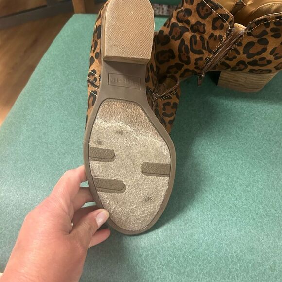 Fergie Ladies Size 9m Animal Print Boots - Picture 6 of 6